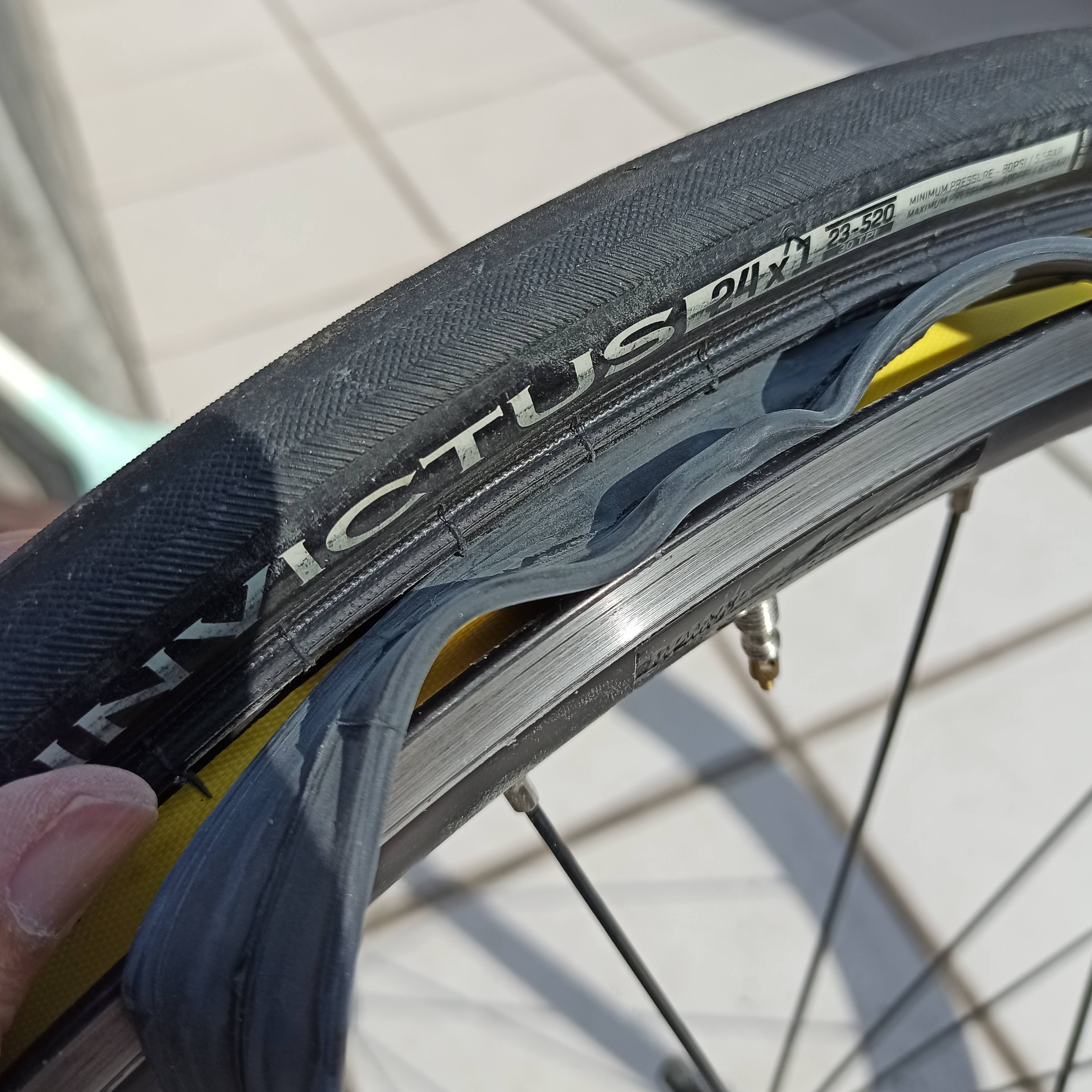 バルブをホイールの穴に通します