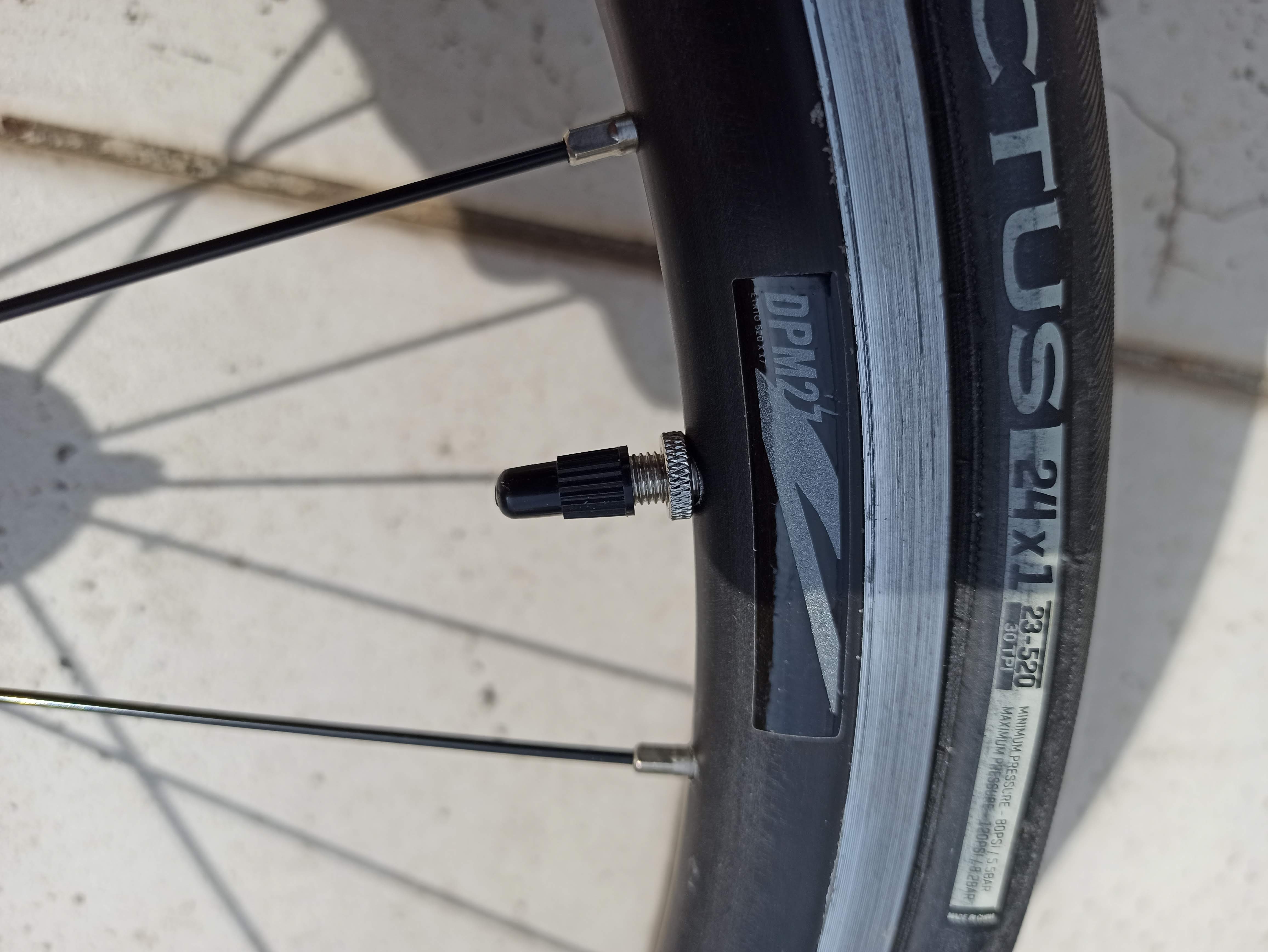 バルブナットとキャップを取り付ける