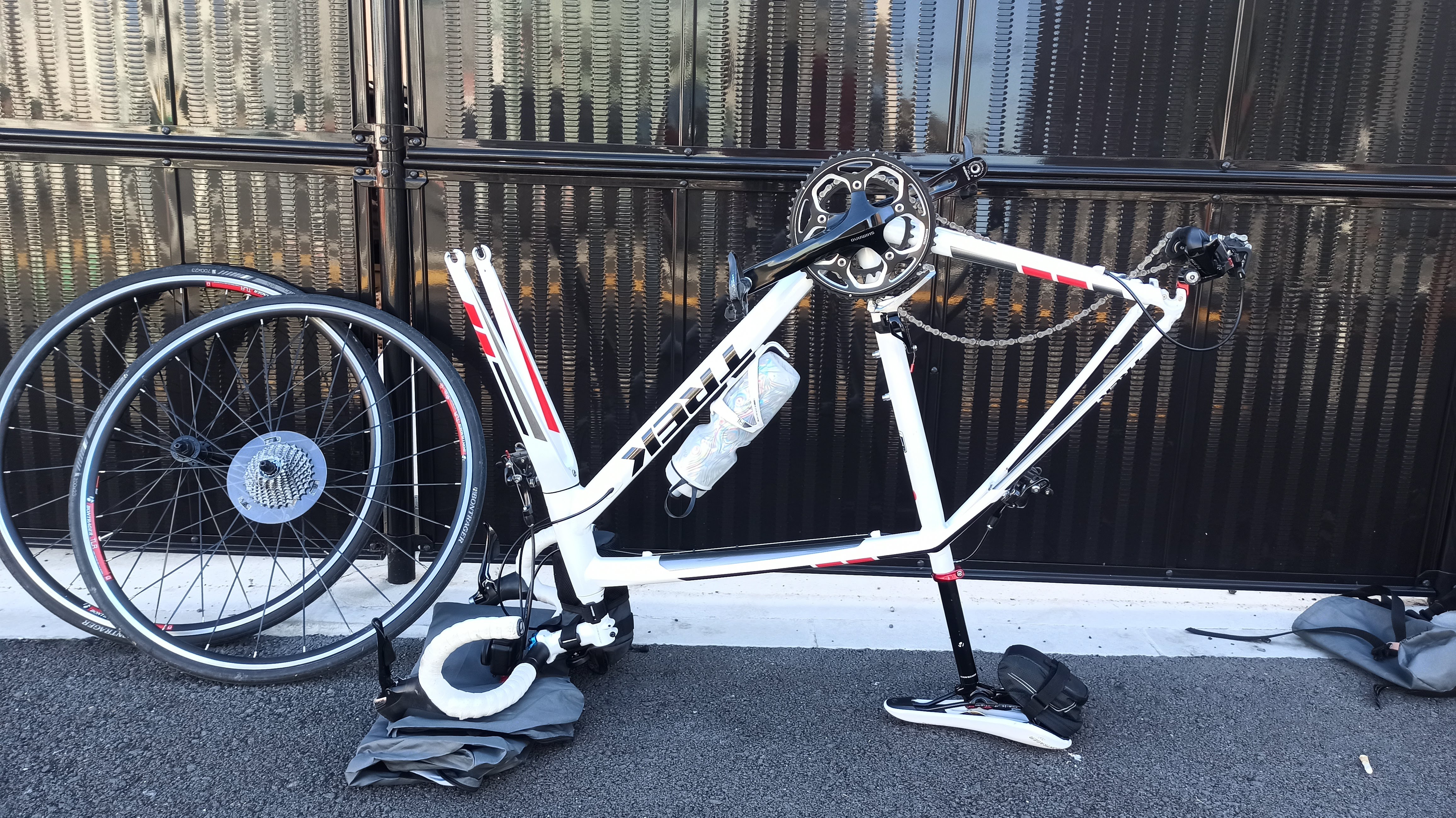 ホイールを外したTrek madone 2.1