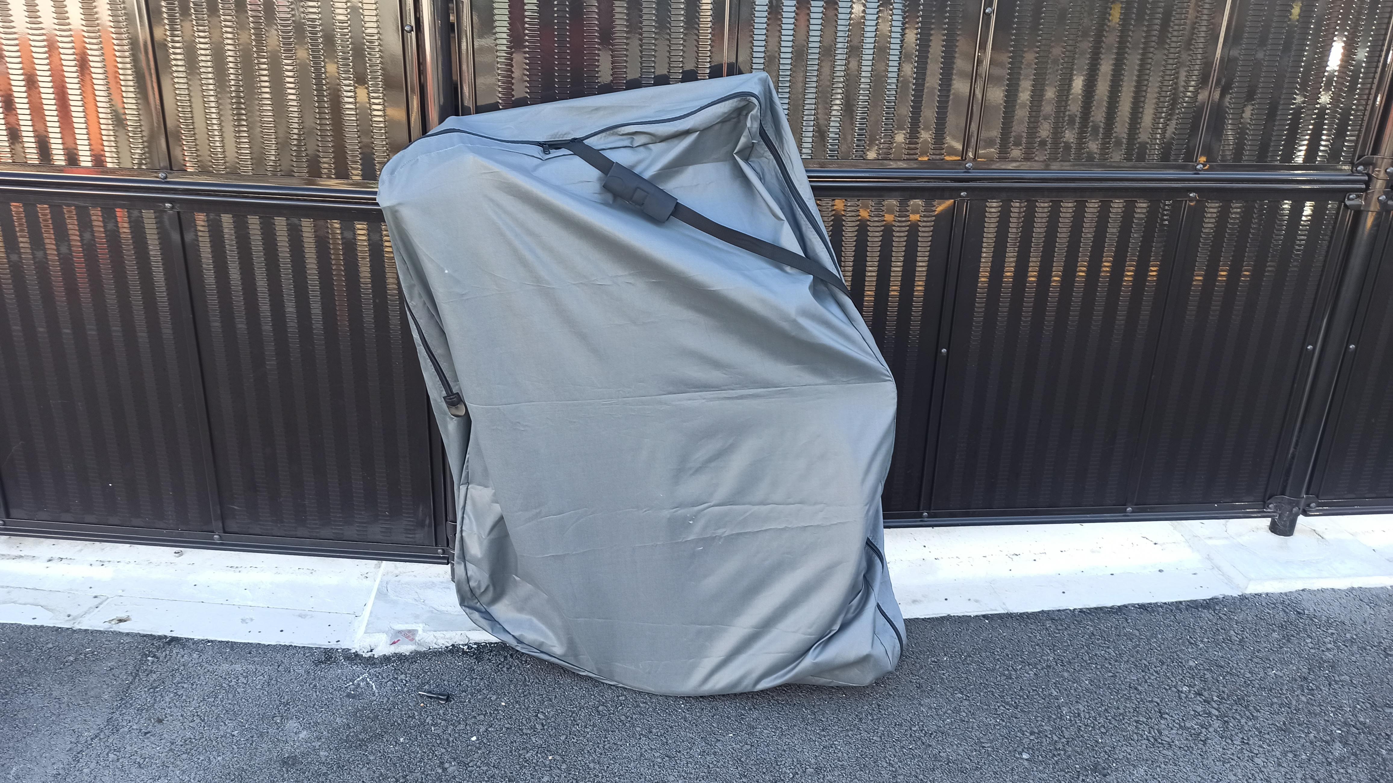 輪行袋に入ったロードバイク