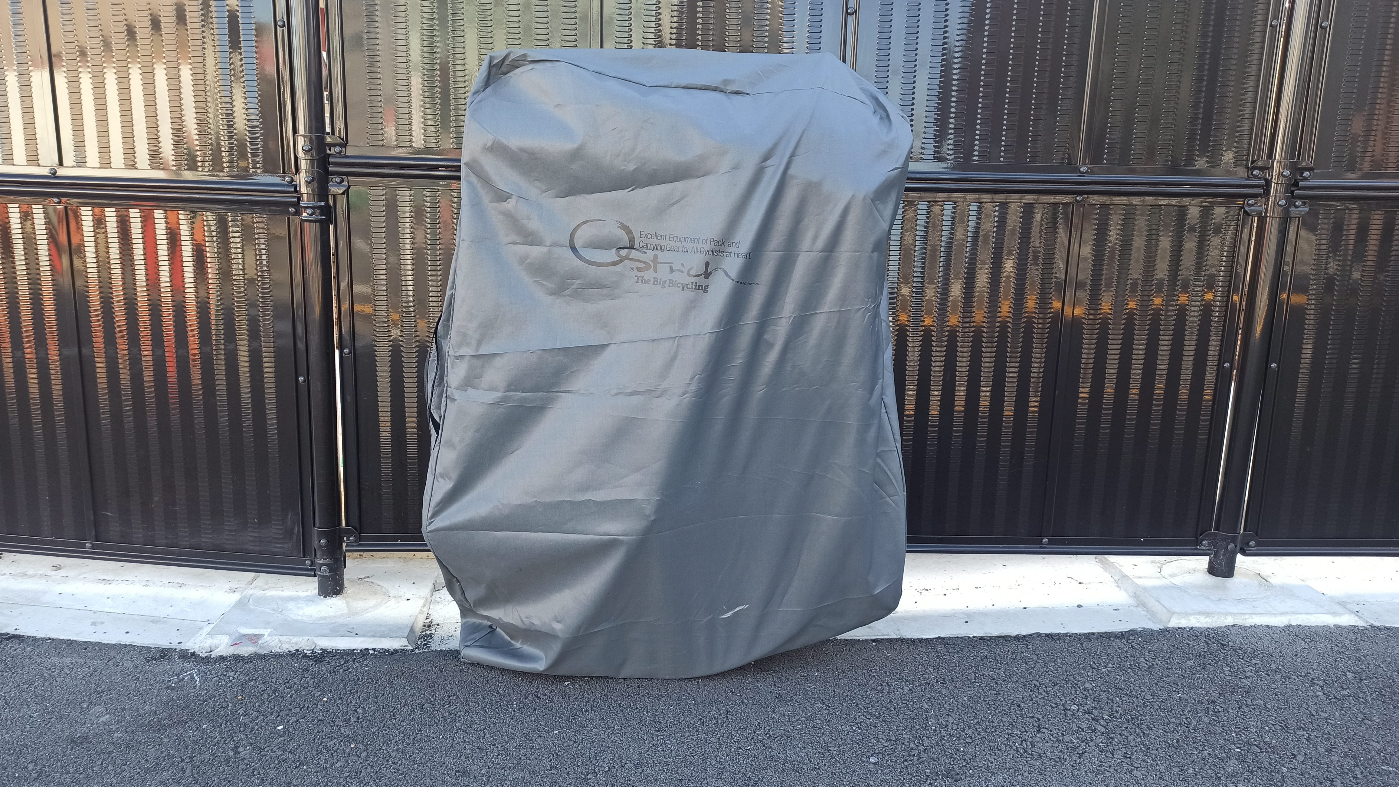 輪行袋に入ったロードバイク