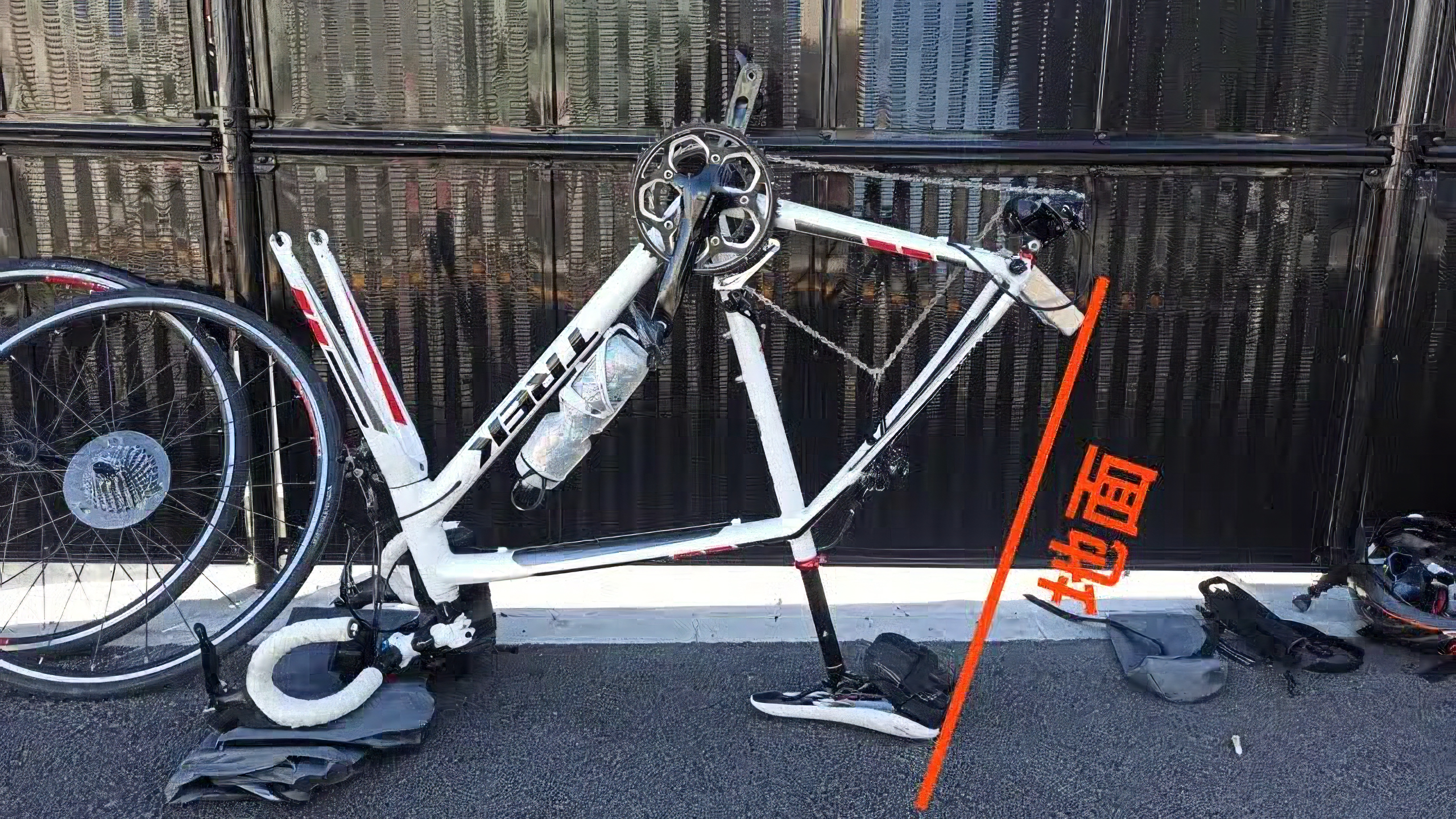 リア用エンド金具の取付角度