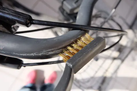 ワイヤーブラシでサビを除去