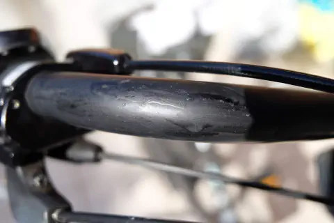 一晩経った後のハンドル部の錆