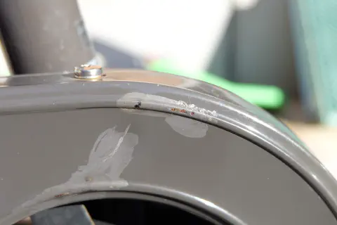 一晩経った後のチェーンカバーの錆