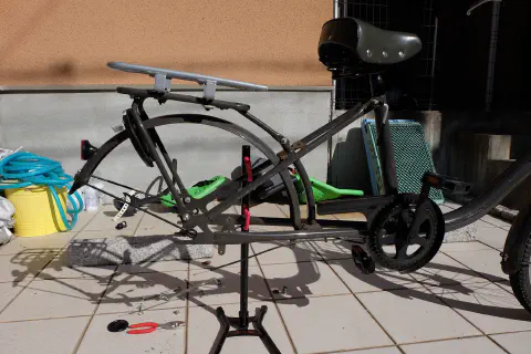 ホイールを外した自転車フレーム