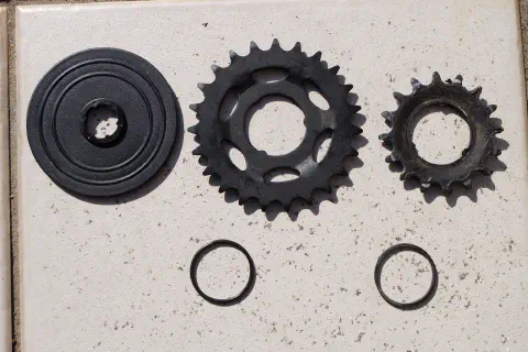 外した小ギヤとこれから交換する小ギヤ