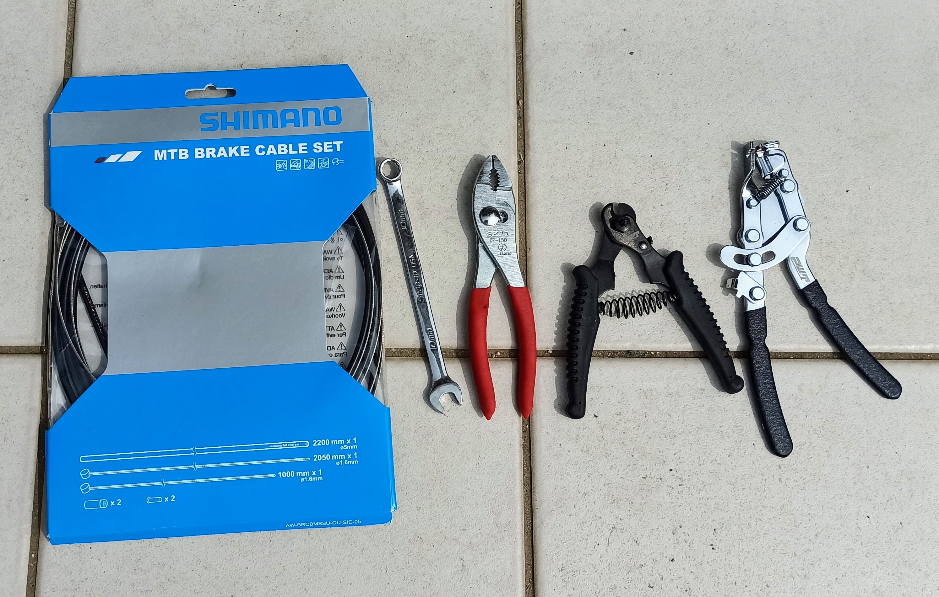ブレーキケーブルと交換に必要な工具類