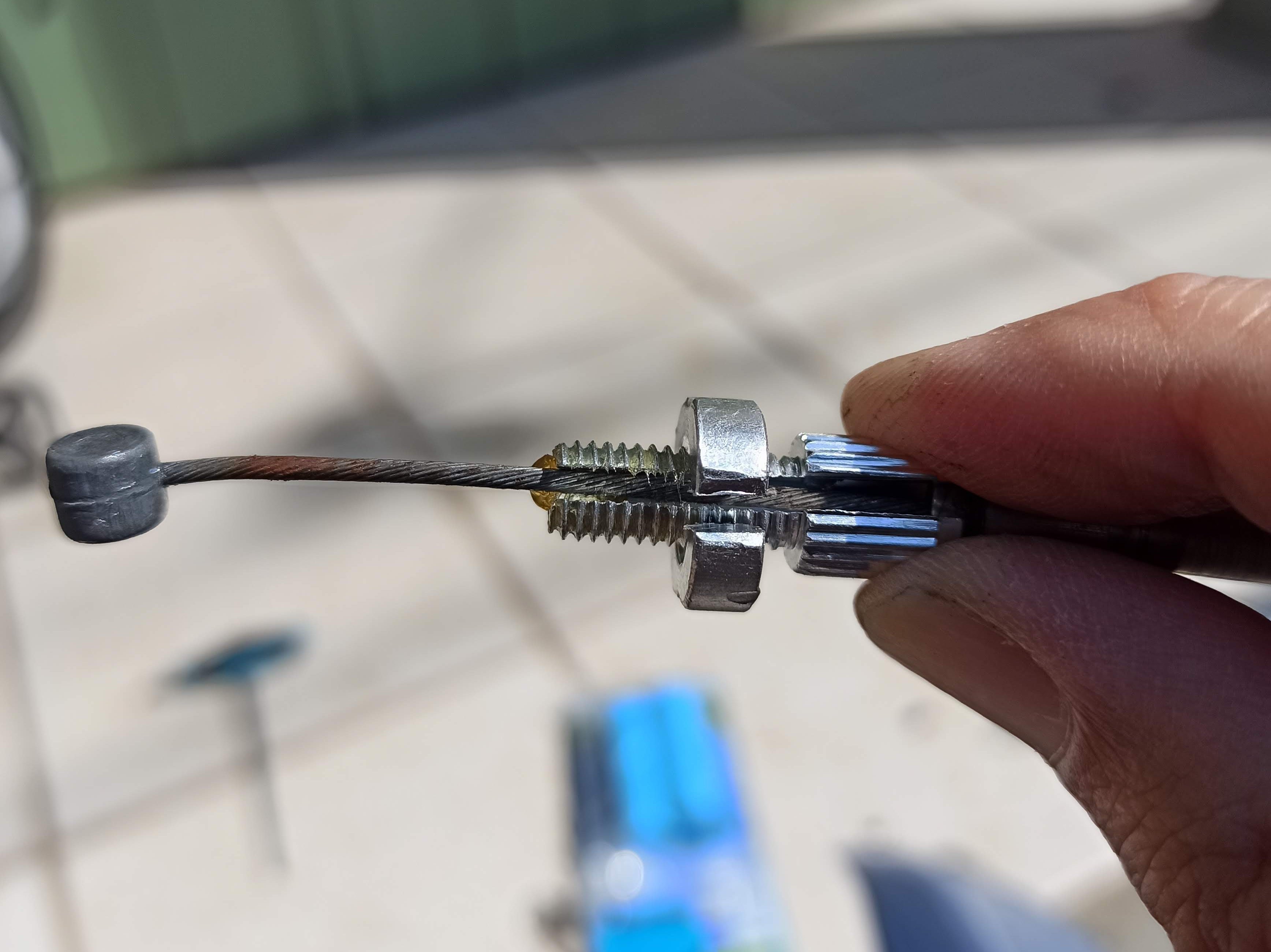 ワイヤーをテンション調整ボルトに通す