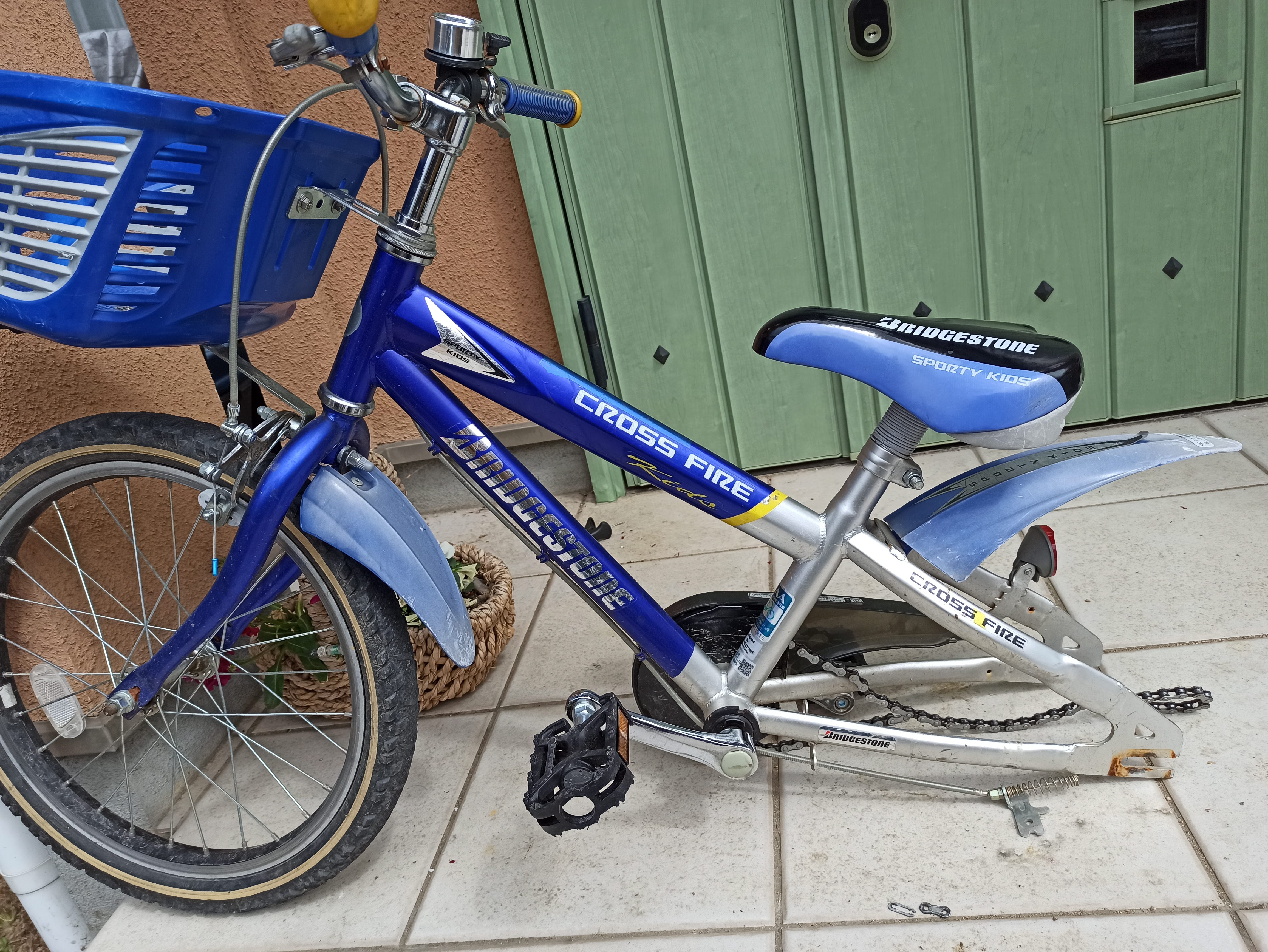 後輪が外れた自転車