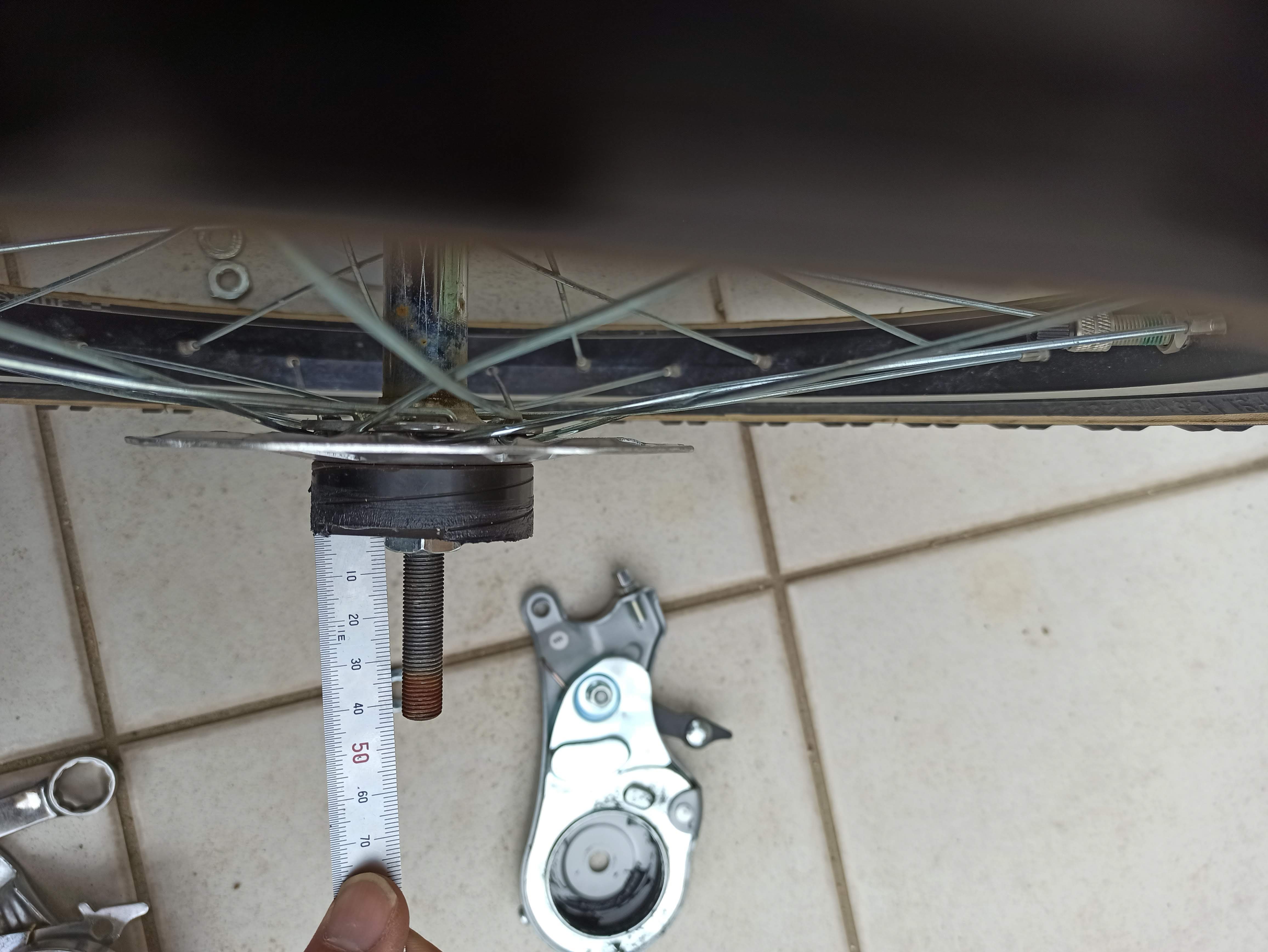 ブレーキボス端面からオーバーロックナット端面までの距離を測る