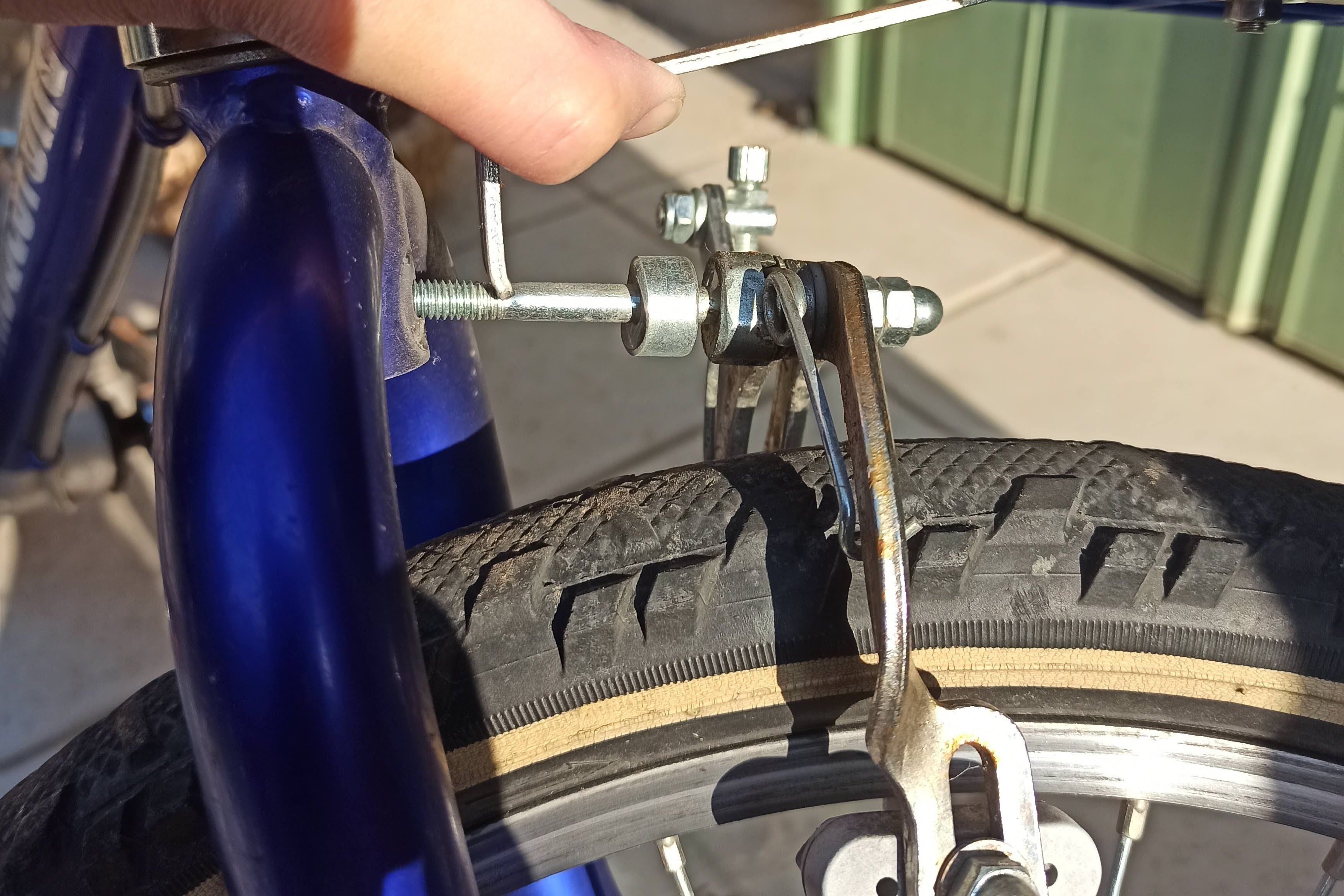 フロントブレーキを抜く