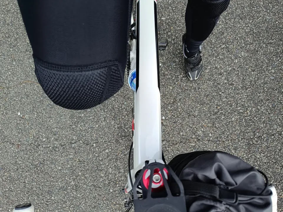 ロードバイクに乗って上から膝を見た写真