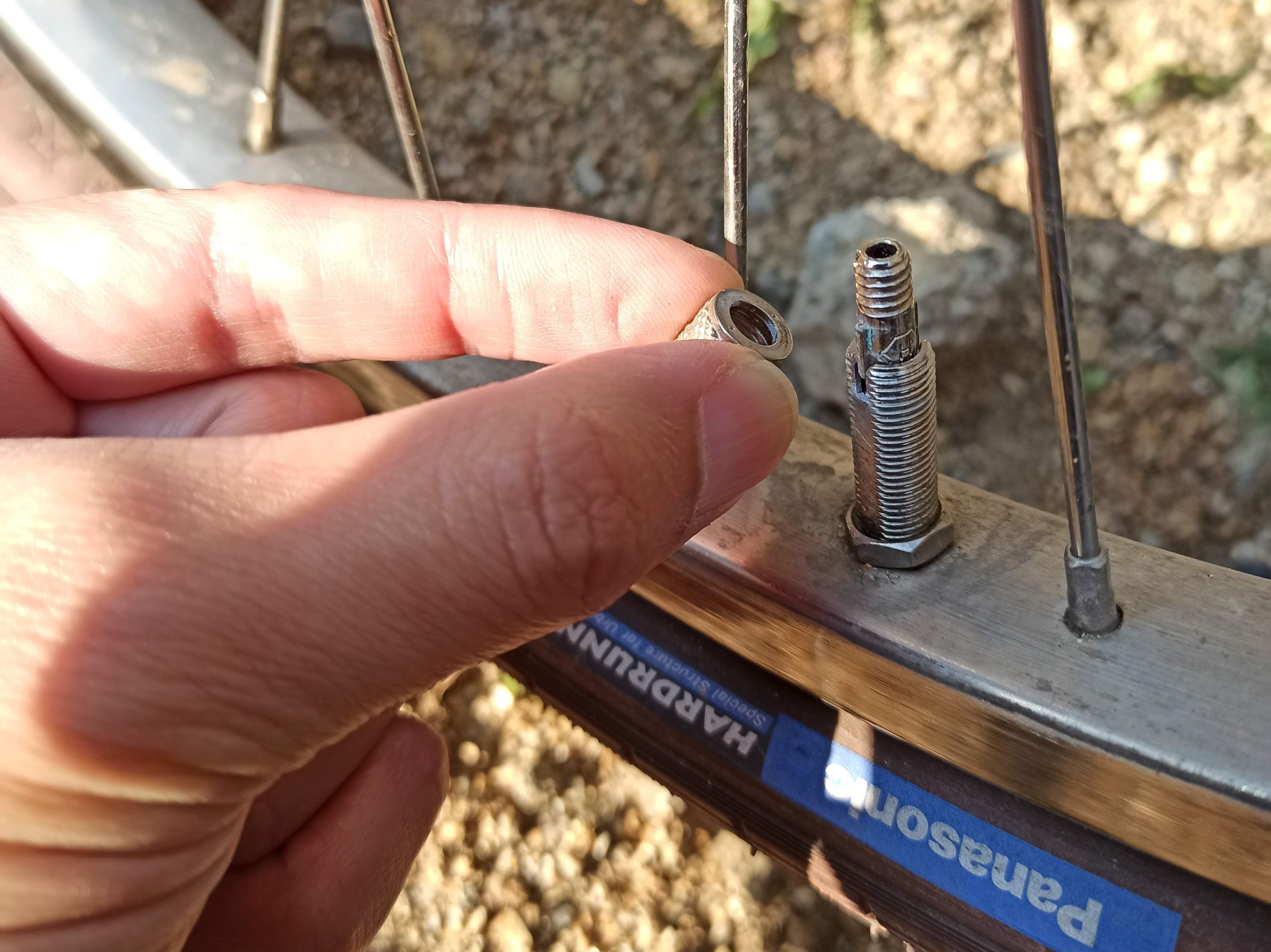 バルブナットを外す