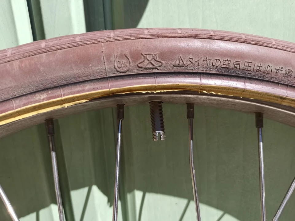バルブコア、ナット類を外します