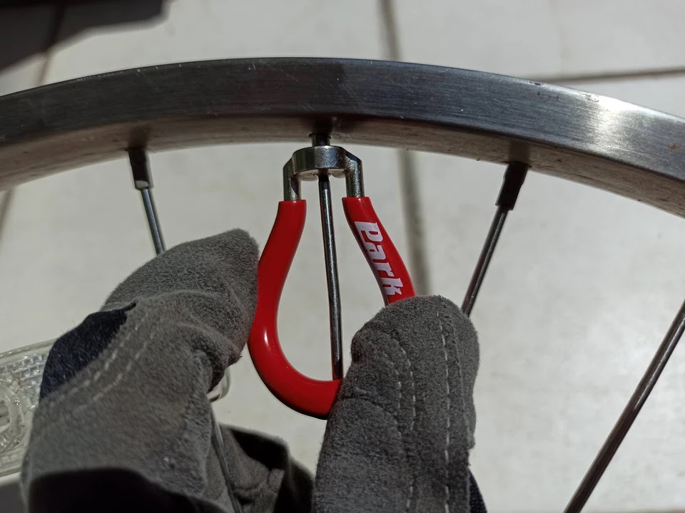 スポークナットレンチで締めてテンションをかける