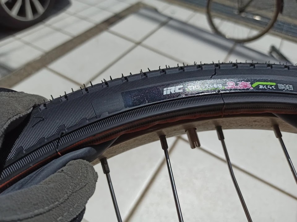 チューブを間から挿入