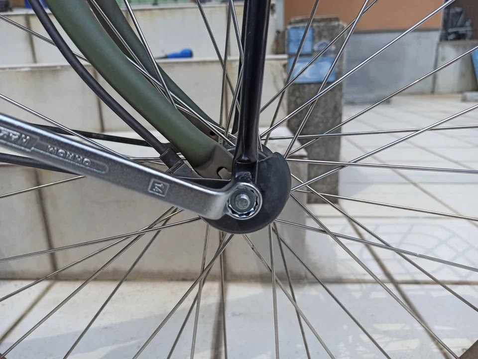 14mmのレンチでナットを緩める
