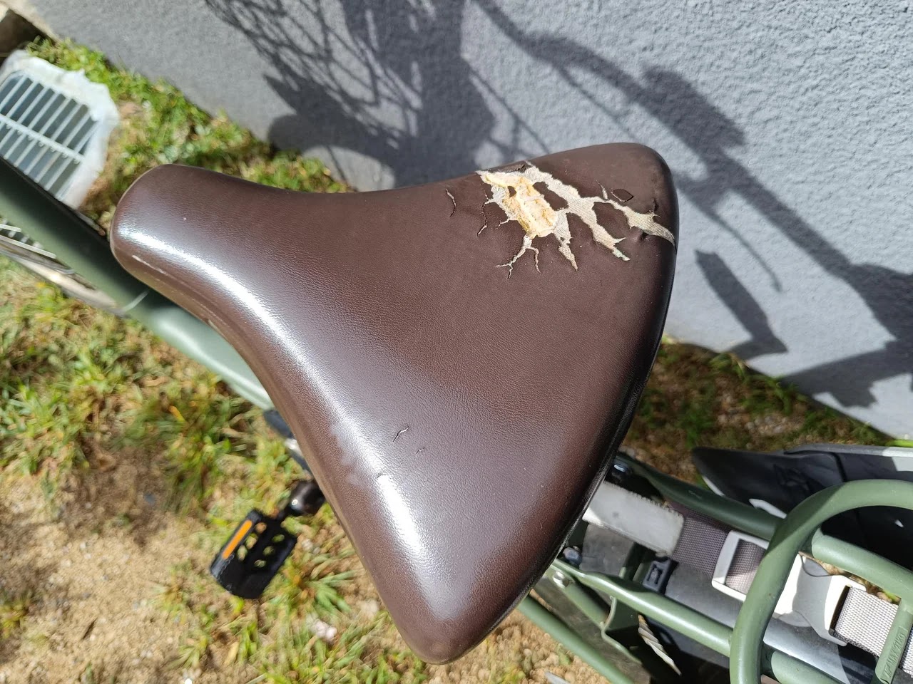 表面の破れたサドル
