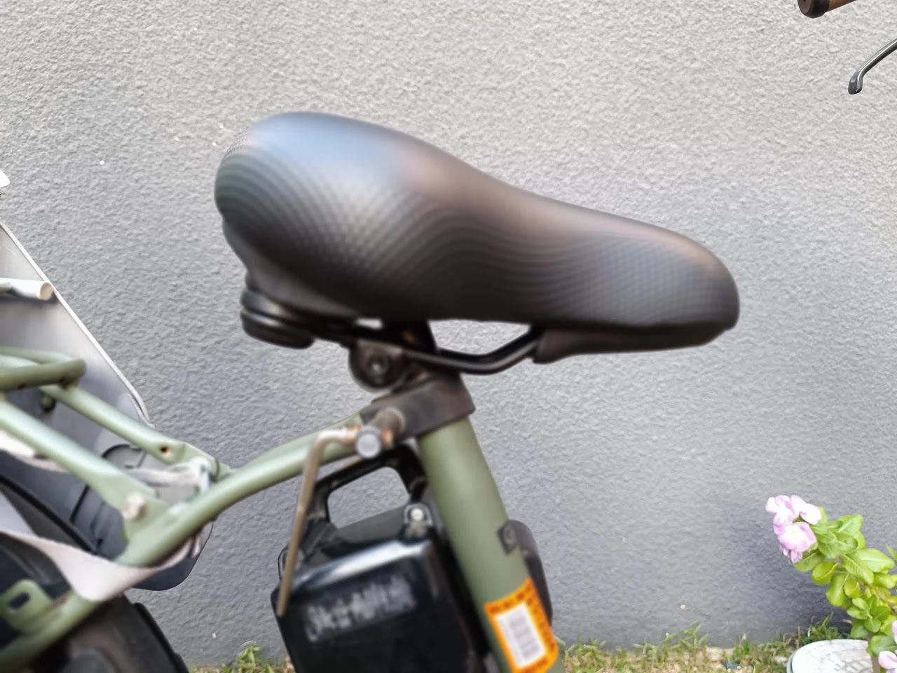 新しいサドルをシートポストに差した状態。前に傾いている