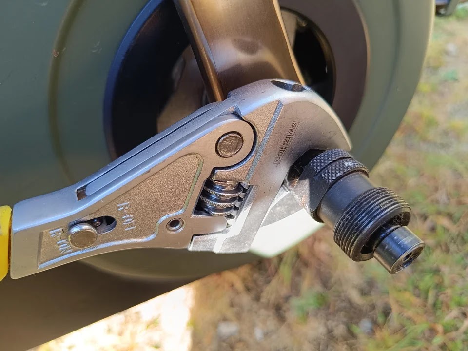 コッタレス抜き工具を使いナットを外す