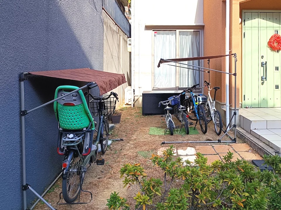 2つのサイクルガレージを設置した庭