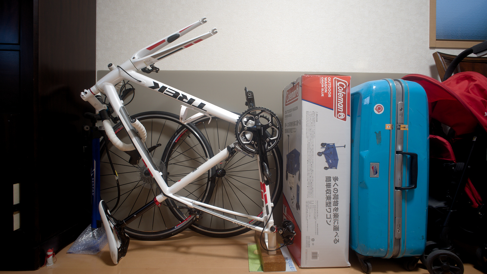 コンパクトに保管したロードバイク TREK MADONE
2.1