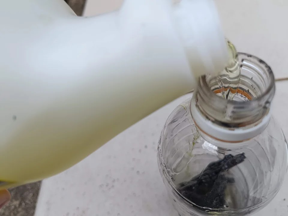 ペットボトルにチェーンとディグリーザーを入れる