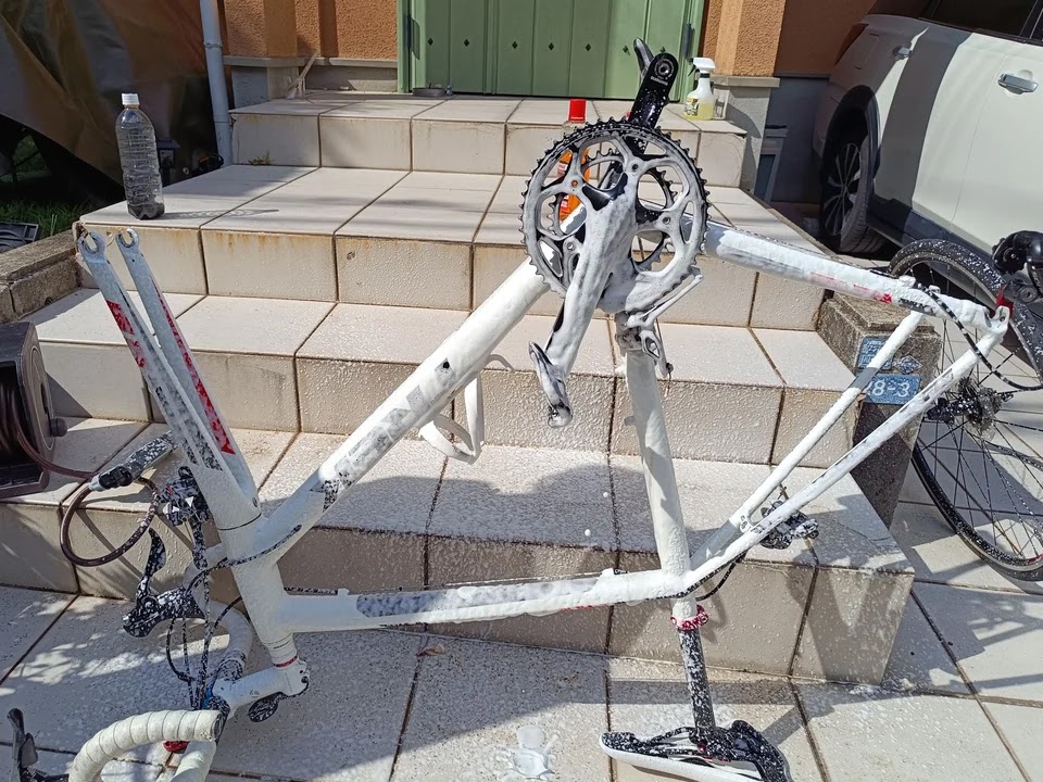 泡だらけの自転車フレーム
