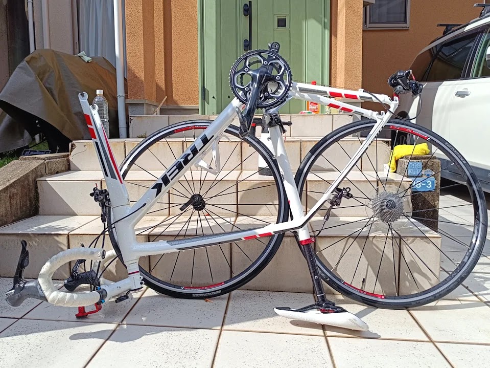 洗車後の自転車フレームとホイール