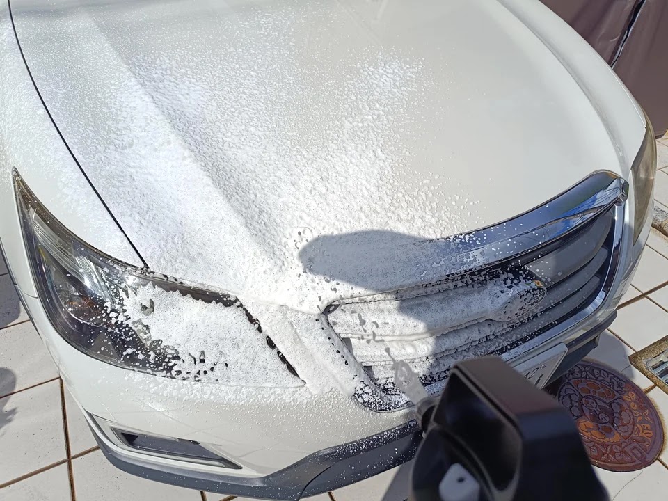 車にフォームガンで泡をかけた