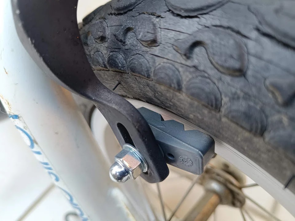 新しいブレーキパッドを取付