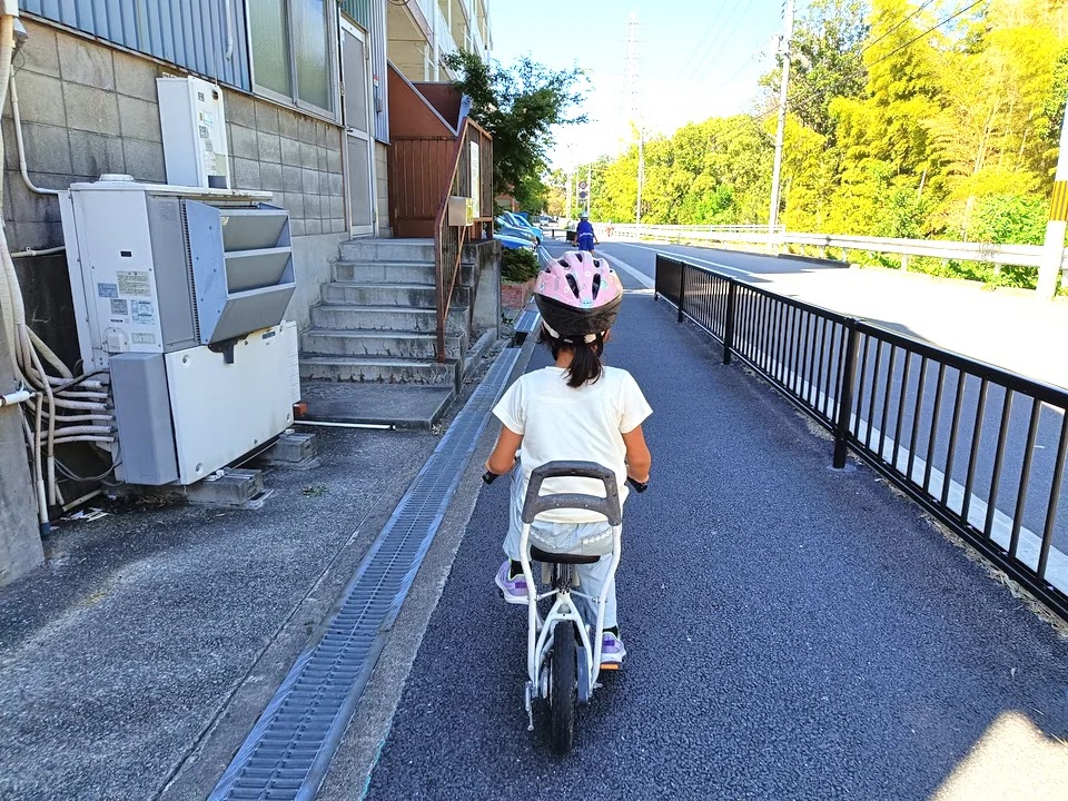 LGS-J12に乗る女の子の後ろ姿