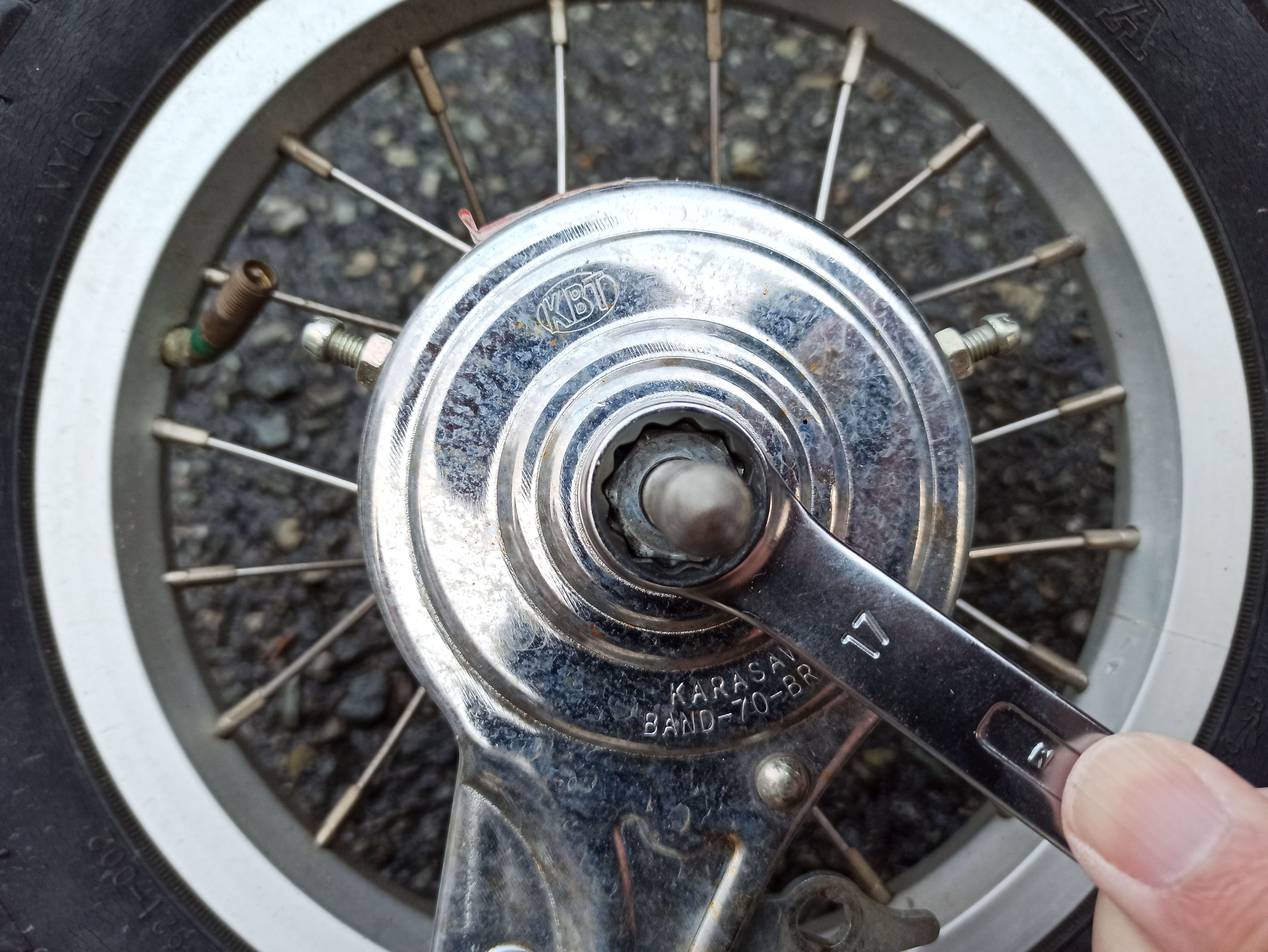 ロックナットを弛める
