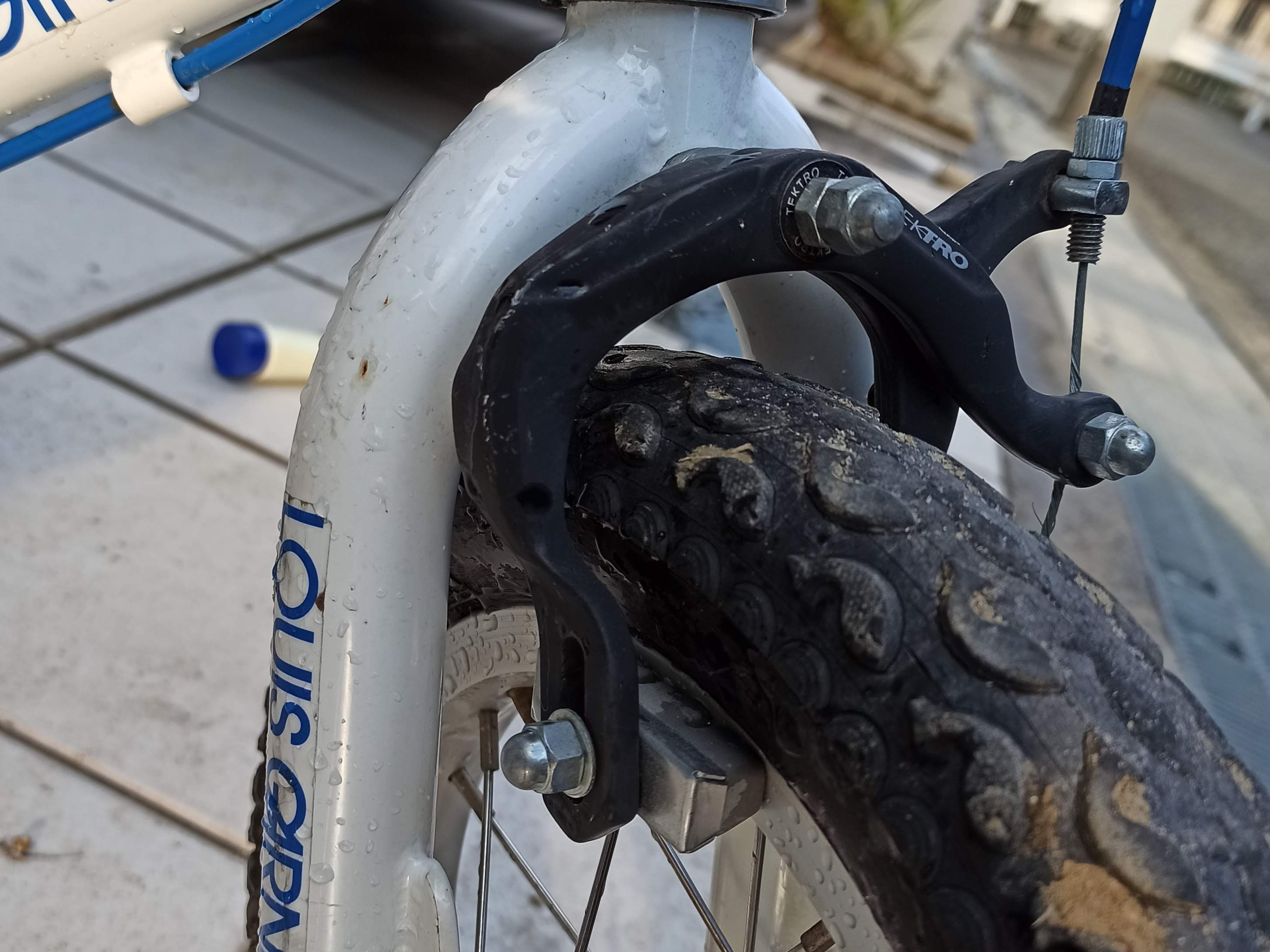 ブレーキシューとリムが当たっている