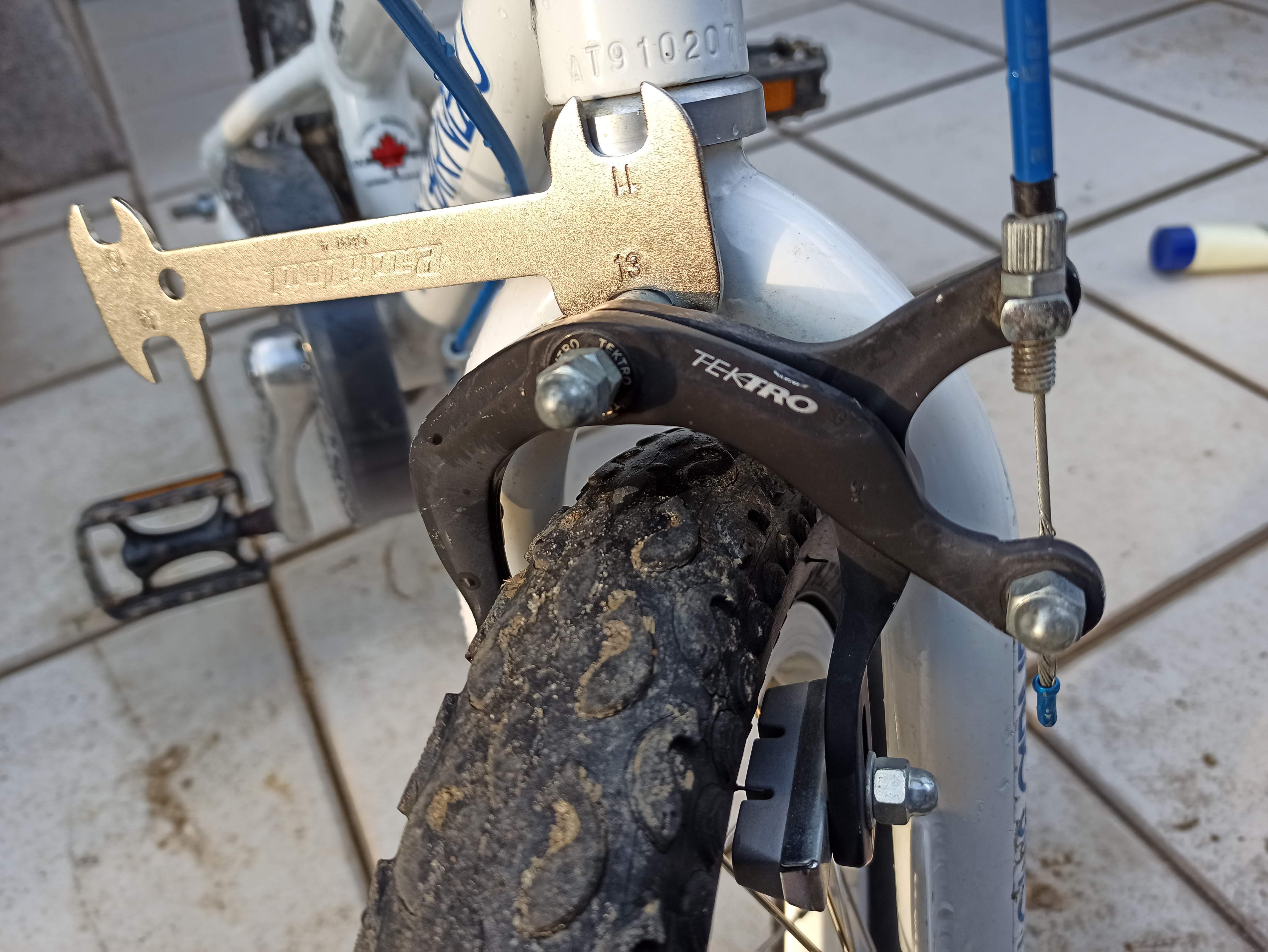 工具でブレーキのセンター調整をする