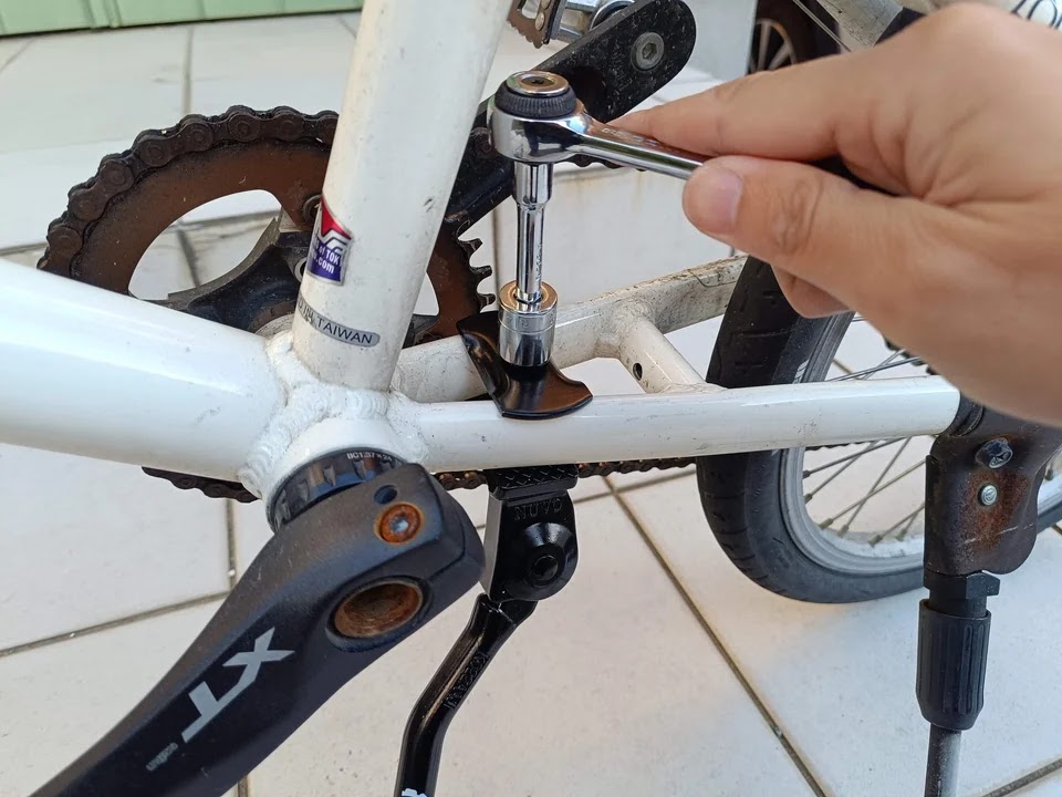 プレートでチェーンステーを挟んでボルトを締める