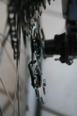 ボルトを締めると回らない