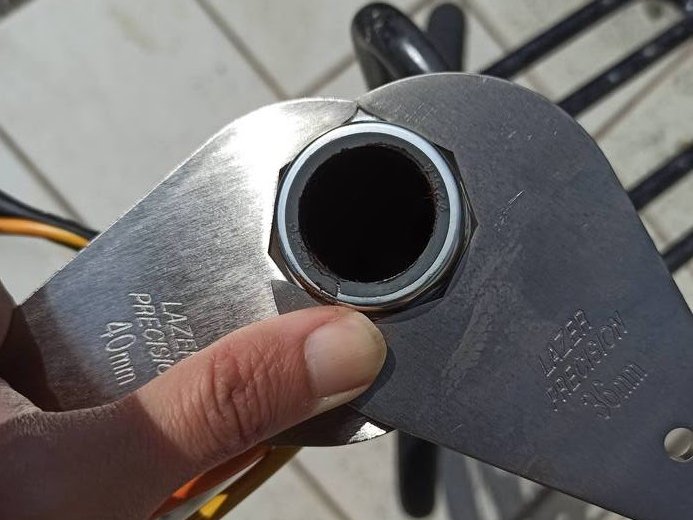 ロックナットを弛める
