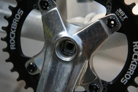 キャップボルトを外したクランク