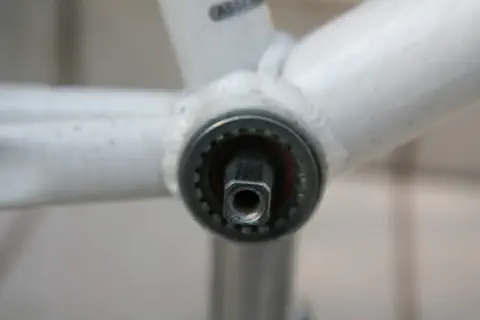 クランクを外したカートリッジ式ボトムブラケット