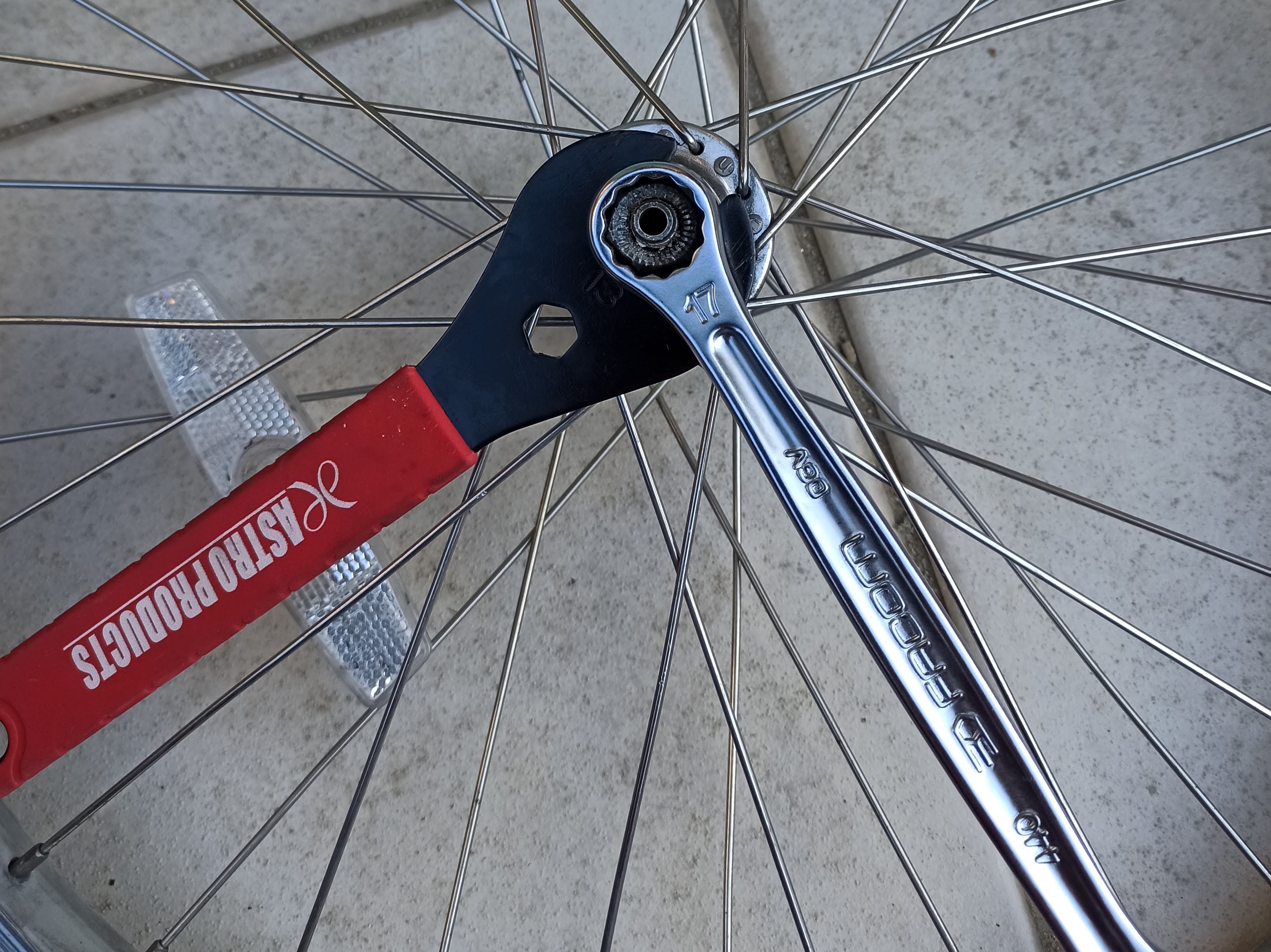 ロックナットを緩める