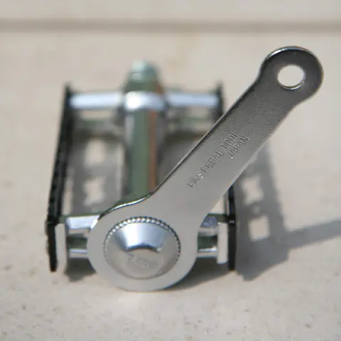 純正のキャップレンチ