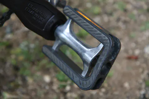 右ペダルを左回しで外します