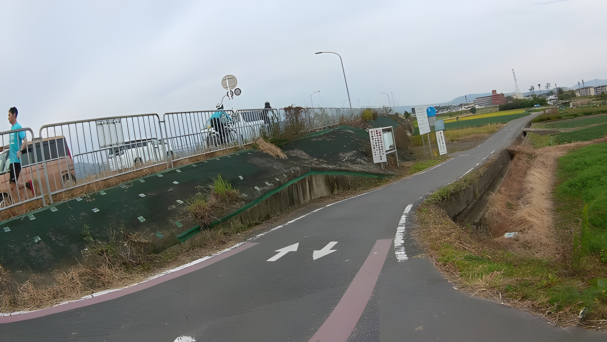 河川敷の道