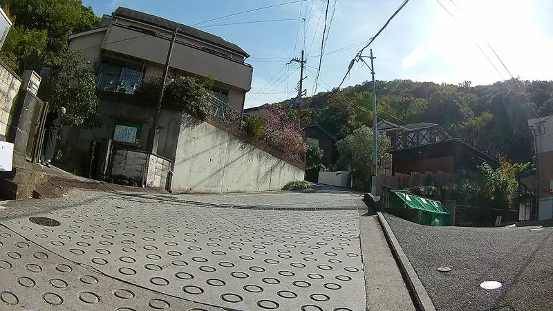 アパートの前