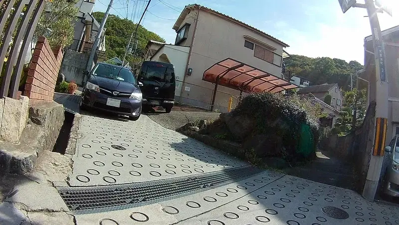 急勾配の道に車が通る