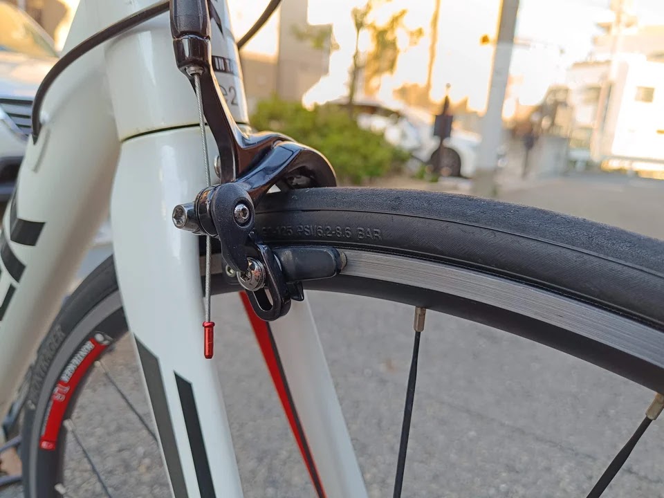 摩耗したBontragerの23cのタイヤ
