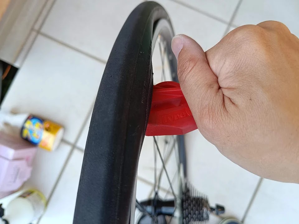 Tyre Griderでホイールからタイヤを外す