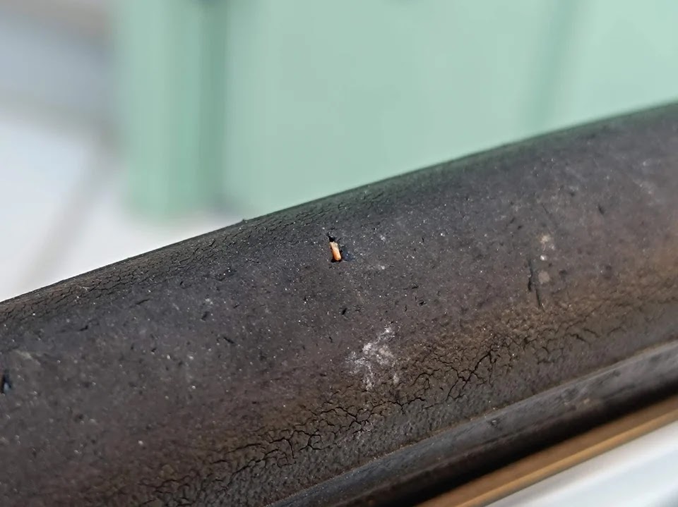 タイヤに刺さった石の破片